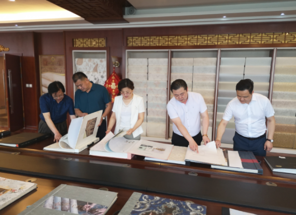 陪同政府園區(qū)赴品牌環(huán)保壁紙投資選址項目方對接考察，實現(xiàn)政企高效鏈接